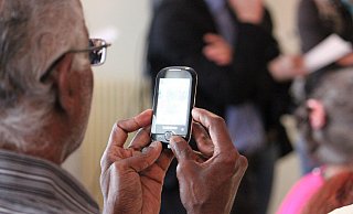 Eine Seniorin wurde durch Betrüger, die sich telefonisch gemeldet hatten, um ihren Schmuck gebracht. - Symbolbild Pixabay