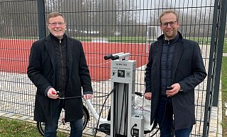 Torsten Buncher (SPD-Fraktion), links, und Borris Ortmeier begutachten die neue Fahrrad-Reparaturstation am Multifunktionsspielfeld auf der „Faulen Wiese“. - Stadt Barntrup