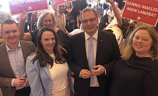 Die Findungskommission und ihr Landratskandidat: Dr. Dennis Maelzer (zweiter von rechts) ist erste Wahl des Kreisgeschäftsführers Julian Hördemann (links),der Kreisvorsitzenden Katrin Freiberger und der Kreistags-Fraktionschefin Ilka Kottmann (rechts). - Martin Hostert