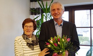 Hans Hofste ist seit 20 Jahren Vorsitzenderder SPD Hörste. Dafür gab es einen Tulpenstrauß, überreicht von Veronika Neese. - SPD Hörste