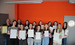 Reichlich Stoff zum Lesen. Auch diese Schülerinnen aus den neunten Klassen freuen sich über die Briefe aus Beverley. Lehrer Ulrich Sievert organisiert den Briefwechsel für das Marianne-Weber-Gymnasium. - Katrin Kantelberg