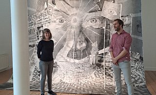 Lisa Wölfel und Michael Eppler vor der "Riesenzeichnung für Schwalenberg” im Robert Koepke Haus. - Landesverband Lippe