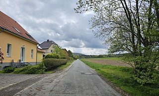 Schmal und schnurgerade ist der Dienstweg in Hörste. Anwohner haben einen Bürgerantrag gestellt, weil es in dem Bereich viele Verkehrsteilnehmer geben soll, die sich nicht an Tempo 30 halten. Die Stadt hat deshalb eine Verkehrsmessung durchgeführt. - Astrid Sewing