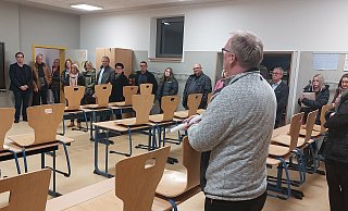 Gregor Günnewich (vorne), Fachbereichsleiter Planen und Bauen, führt den Ausschuss durch die Sekundarschule. - Michaela Weiße Gregor Günnewich (vorne), Fachbereichsleiter Planen und Bauen, führt den Ausschuss durch die Sekundarschule. - Michaela Weiße