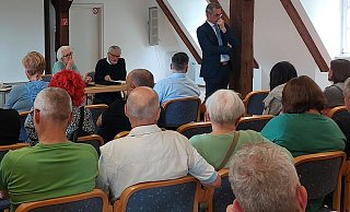 Bürgermeister Jörg Bierwirth tauscht sich mit den Anwohnern aus Brakelsiek aus. Friedrich Dreier und Helga Siemers haben den Abend moderiert. - Michaela Weiße Bürgermeister Jörg Bierwirth tauscht sich mit den Anwohnern aus Brakelsiek aus. Friedrich Dreier und Helga Siemers haben den Abend moderiert. - Michaela Weiße