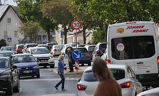 Nicht überall ist es so klar ersichtlich, wie an der Friedrich-Ebert-Straße in Hiddesen, warum die Tempo-30-Ausschilderung notwendig ist. Aus Sicht der CDU-Fraktion müssen die Bürger vor der Ausschilderung besser über die Gründe dafür informiert werden. - Jost Wolf