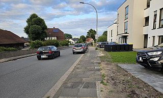 Die Parkplätze am Neubau in der Ortsmitte von Hörste sind alle vergeben, einige parken am Straßenrand. Das soll sich ändern, die Verwaltung schlägt vor, ein Parkverbot einzurichten. - Astrid Sewing