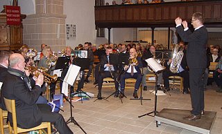 Axel Bley dirigiert den Posaunenchor Hohenhausen beim Adventskonzert in der Pauluskirche. - Wulf Daneyko