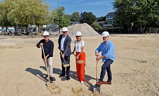 Setzen zum symbolischen ersten Spatenstich des Neubaus an der Realschule Lemgo an: (von links) Architekt Frank Winterhalter, Bürgermeister Markus Baier, Schulleiterin Dorit Meier und Martin Gasse von Gasse-Schumacher-Partner Landschaftsarchitekten. - Nadine Uphoff Setzen zum symbolischen ersten Spatenstich des Neubaus an der Realschule Lemgo an: (von links) Architekt Frank Winterhalter, Bürgermeister Markus Baier, Schulleiterin Dorit Meier und Martin Gasse von Gasse-Schumacher-Partner Landschaftsarchitekten. - Nadine Uphoff
