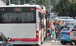 Unser Symbolfoto zeigt den Schulbusverkehr am Marianne-Weber-Gymnasium in Lemgo. Hier fährt auch die Buslinie vorbei, bei der Eltern über die Unfreundlichkeit von Busfahrern klagen. - Till Brand Unser Symbolfoto zeigt den Schulbusverkehr am Marianne-Weber-Gymnasium in Lemgo. Hier fährt auch die Buslinie vorbei, bei der Eltern über die Unfreundlichkeit von Busfahrern klagen. - Till Brand