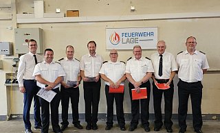 Bürgermeister Matthias Kalkreuter (links) und der Leiter der Feuerwehr Lage, Benjamin Brinkmeyer (rechts), ehrten auf der Jahreshauptversammlung in der Feuerwache Thomas Schönborn (von links), Jan Stölting, Thomas Büschemann, Heinrich Neddermann, Günter Lunazek und Kurt Nuchte für ihren langjährigen Dienst im Ehrenamt. - Astrid Sewing