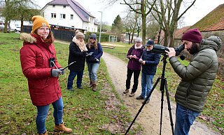 Kim Fasse (von links), Anke und Hannah Tautenhahn, Cornelia und Manfred Rehse sowie Fabian Gärtner schauen und hören genau hin. Welche Vögel sind im Park unterwegs? - Nicole Ellerbrake Kim Fasse (von links), Anke und Hannah Tautenhahn, Cornelia und Manfred Rehse sowie Fabian Gärtner schauen und hören genau hin. Welche Vögel sind im Park unterwegs? - Nicole Ellerbrake