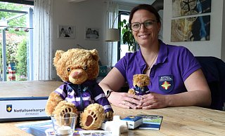 Friederike Müller ist seit 2020 Mitglied der Notfallseelsorge Lippe. Auf ihren Einsätzen hat sie Teddybären, Kerzen, Handschmeichler und Infomaterial dabei - je nachdem, was den Menschen ganz individuell Trost spendet. - Alexandra Schaller Friederike Müller ist seit 2020 Mitglied der Notfallseelsorge Lippe. Auf ihren Einsätzen hat sie Teddybären, Kerzen, Handschmeichler und Infomaterial dabei - je nachdem, was den Menschen ganz individuell Trost spendet. - Alexandra Schaller