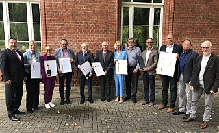 Landrat Dr. Axel Lehmann mit den neuen Trägern des Ehrenrings (weiter von links) Sylke Buschmann, Juliette Rolf, Torsten Wültner, Dieter Kelle, Klaus Leßmann, Christina Haberbeck, Dmitrij Wiebe, Manuel Oertel, Rudolf Alteheld, Michael Sander und Roberto Puppis. - Thomas Reineke