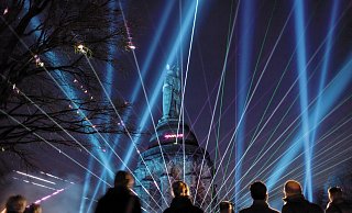 Im September wird das Hermannsdenkmal erneut durch unzählige Lampen und Strahler aus dem Dunkel der Nacht hervorgehoben. - Archivfoto: Torben Gocke