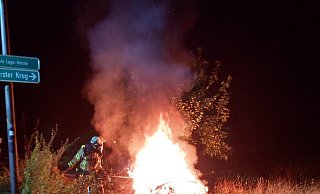 Das Fahrzeug stand bereits voll in Flammen, als die Lagenser Feuerwehr den Einsatzort erreichte. - Feuerwehr Lage