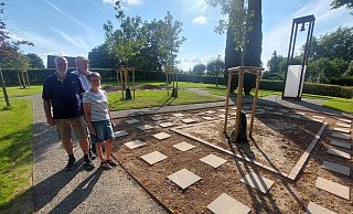 Die Vorstandsmitglieder des Heimatvereins, Dirk Steinmeier (von links), Dietmar Köller und Birgit Ridder, sind mit dem neuen Urnengarten sehr zufrieden. Bis zum Herbst soll alles fertig sein. - Michaela Weiße Die Vorstandsmitglieder des Heimatvereins, Dirk Steinmeier (von links), Dietmar Köller und Birgit Ridder, sind mit dem neuen Urnengarten sehr zufrieden. Bis zum Herbst soll alles fertig sein. - Michaela Weiße