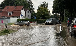In Detmold-Klüt steht an der Lemgoer Straße/Ecke Aachener Straße reichlich Wasser auf der Straße - wie auch an vielen anderen Stellen im Ortsteil. - Freitag TV In Detmold-Klüt steht an der Lemgoer Straße/Ecke Aachener Straße reichlich Wasser auf der Straße - wie auch an vielen anderen Stellen im Ortsteil. - Freitag TV