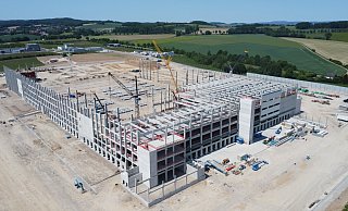 Die Amazon-Baustelle mit Blick auf den restlichen Industriepark Lippe und Belle im Hintergrund. - Nicole Ellerbrake Die Amazon-Baustelle mit Blick auf den restlichen Industriepark Lippe und Belle im Hintergrund. - Nicole Ellerbrake