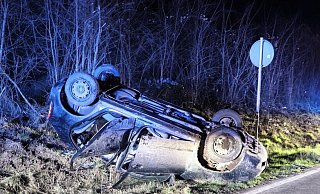Bei dem Unfall auf der B 64 saß ein 18-Jähriger aus Lügde am Steuer. - Polizei Höxter
