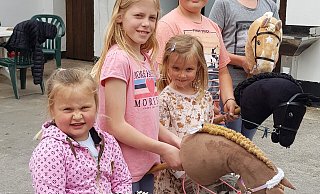 Erst kreativ, dann sportlich: Die jungen Schlänger haben viel Spaß mit den Hobby-Horses. - Gemeinde Schlangen