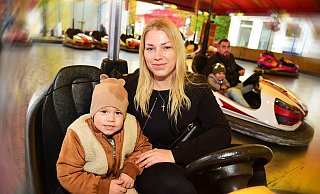 Haben großen Spaß im Autoscooter: Noah und Rebecca Schmidt - Nicole Ellerbrake