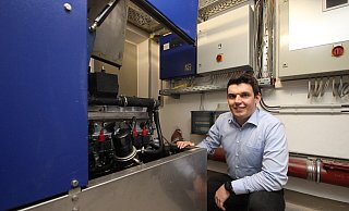 Yannic Hausmann, neuer Klimaschutzmanager der Gemeinde Extertal, mit dem Blockheizkraftwerk im Keller des Rathauses. Das erzeugt Wärme und Strom aus Gas - zwar nicht CO2-neutral, aber effizienter als viele andere Heizungen auch in Gebäuden der Gemeinde Extertal. - Jens Rademacher Yannic Hausmann, neuer Klimaschutzmanager der Gemeinde Extertal, mit dem Blockheizkraftwerk im Keller des Rathauses. Das erzeugt Wärme und Strom aus Gas - zwar nicht CO2-neutral, aber effizienter als viele andere Heizungen auch in Gebäuden der Gemeinde Extertal. - Jens Rademacher