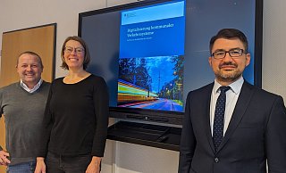 Freuen sich gemeinsam über den Zuschlag für eine Mobilstation in Kalletal: MdB Christian Sauter (rechts) mit Kalletals Bürgermeister Mario Hecker und Klimamanagerin Henrike Sieker. - Gemeinde Kalletal Freuen sich gemeinsam über den Zuschlag für eine Mobilstation in Kalletal: MdB Christian Sauter (rechts) mit Kalletals Bürgermeister Mario Hecker und Klimamanagerin Henrike Sieker. - Gemeinde Kalletal