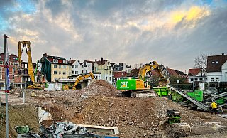 Kurz vor Weihnachten ist von der ehemaligen Einkaufsgalerie kaum mehr etwas zu erkennen. Die abgebrochenen Mauerreste werden zerkleinert, um später als Füllmaterial wiederverwendet werden zu können. - Raphael Bartling Kurz vor Weihnachten ist von der ehemaligen Einkaufsgalerie kaum mehr etwas zu erkennen. Die abgebrochenen Mauerreste werden zerkleinert, um später als Füllmaterial wiederverwendet werden zu können. - Raphael Bartling