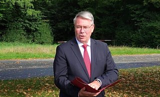Der SPD-Landtagsabgeordnete Christian Dahm spricht in Kalldorf bei der Gedenkveranstaltung zum Tag der Deutschen Einheit. - SPD Kalldorf