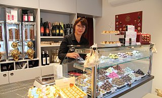 Sharon Van Zyl verkauft im "Lekker Bekkie" Pralinen, Kaffee, Gebäck und Co. - Nadine Uphoff Sharon Van Zyl verkauft im "Lekker Bekkie" Pralinen, Kaffee, Gebäck und Co. - Nadine Uphoff