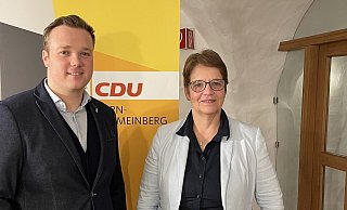 Michael Ruttner von der CDU Horn begrüßt Sabine Beine vom Kreis Lippe bei einer Veranstaltung zum Thema Zuwanderung in Horn. - CDU Horn
