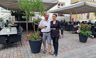 Elona und Petrit Betaj führen die "Lippe Lounge". Sie legen viel Wert auf frische Blumen. Laut Gestaltungssatzung der Stadt sind aber nur "zwei Begrünungselemente pro Geschäft" erlaubt. - Nadine Uphoff Elona und Petrit Betaj führen die "Lippe Lounge". Sie legen viel Wert auf frische Blumen. Laut Gestaltungssatzung der Stadt sind aber nur "zwei Begrünungselemente pro Geschäft" erlaubt. - Nadine Uphoff