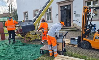 Die Männer des Bauhofes transportieren all die Akten des Fachbereichs vom Palais ins Schloss. Und damit niemand die Tonnen Papier per Hand die enge Treppe heruntertragen muss, hat ein benachbarter Dachdeckerbetrieb ausgeholfen. - Marianne Schwarzer Die Männer des Bauhofes transportieren all die Akten des Fachbereichs vom Palais ins Schloss. Und damit niemand die Tonnen Papier per Hand die enge Treppe heruntertragen muss, hat ein benachbarter Dachdeckerbetrieb ausgeholfen. - Marianne Schwarzer