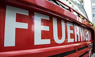 Die Feuerwehr löschte die brennenden Mülltonnen in der Leopoldstaler Straße. - Symbolbild Pixabay