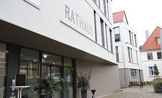 Die Parteien, die die Geschicke im Rathaus mitbestimmen, finden in Lage derzeit keine Kompromisse mehr. Nachdem die Kooperation zwischen CDU und Grünen geplatzt ist, gibt es allenfalls eine knappe Mehrheit. Die SPD hat elf, mit der Stimme des Bürgermeisters zwölf Sitze, die Grünen acht. Dagegen hat die CDU elf, die FDP drei, FWG/BBL zwei, Aufbruch C zwei Sitze und die AFD drei - das ist eine knappe Mehrheit, wenn alle in der Ratssitzung anwesend sind. - Nadine Uphoff