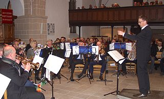 Die Bl&auml;ser des Posaunenchors Hohenhausen &uuml;berzeugen beim Adventskonzert mit abwechslungsreichen St&uuml;cken. - Wulf Daneyko