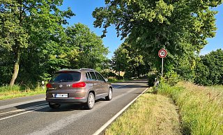 Auf der Rintelner Straße im Bereich der Allee zwischen Eben-Ezer und Luhe gilt seit Ende Mai Tempo 70 statt 100. - Nadine Uphoff Auf der Rintelner Straße im Bereich der Allee zwischen Eben-Ezer und Luhe gilt seit Ende Mai Tempo 70 statt 100. - Nadine Uphoff