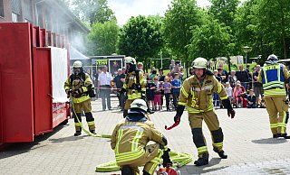 Die Feuerwehr Lage präsentiert zu ihrem runden Geburtstag actionreiche Übungen im Schulzentrum Werreanger. Foto: Nicole Ellerbrake - Nicole Ellerbrake