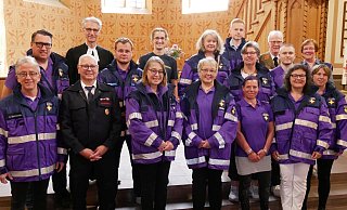 Der Festgottesdienst zum 25-jährigen Bestehen der Notfallseelsorge fand mit Pfarrer und Leiter Andreas Gronemeier (links), Kirchenrat Thomas Warnke (Dritter von links oben), Christoph Pompe (rechts oben), diversen Einsatzkräften und frisch gebackenen Notfallseelsorgern statt. - Thomas Krügler Der Festgottesdienst zum 25-jährigen Bestehen der Notfallseelsorge fand mit Pfarrer und Leiter Andreas Gronemeier (links), Kirchenrat Thomas Warnke (Dritter von links oben), Christoph Pompe (rechts oben), diversen Einsatzkräften und frisch gebackenen Notfallseelsorgern statt. - Thomas Krügler
