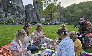 In der Walpurgisnacht vom 30. April auf den 1. Mai blieb es an den Externsteinen ruhig. Zahlreiche Personen feierten friedlich. Die Ordnungskräfte (neongelbe Jacken im Hintergrund) hatten nichts zu tun. - Reinhard Bellach