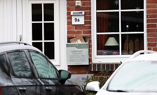 Die Reichsbürger-Orginsation hat in Möllbergen ein "Amtsbüro", wie auf dem Postkasten zu sehen ist. Das Haus durchsuchten die Ermittler. - Alex Lehn Die Reichsbürger-Orginsation hat in Möllbergen ein "Amtsbüro", wie auf dem Postkasten zu sehen ist. Das Haus durchsuchten die Ermittler. - Alex Lehn