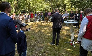Fast 40 Menschen haben am Gedenkstein in Warburg dem jüdischen Journalisten Felix Fechenbach gedacht. - SPD Detmold