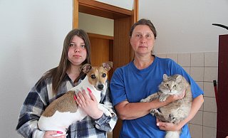Elvira (links) und ihre Mutter Olena Pelekh suchen eine Wohnung, in der sie auch Hündin "Anetta" und Katze "Maus" halten dürfen. - Nadine Uphoff Elvira (links) und ihre Mutter Olena Pelekh suchen eine Wohnung, in der sie auch Hündin "Anetta" und Katze "Maus" halten dürfen. - Nadine Uphoff
