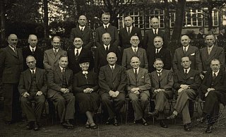Anlässlich der 100-Jahr-Feier der Städtischen Sparkasse 1949 wurden Mitglieder des Rates der Stadt sowie des Vorstandes der Sparkasse fotografiert. Margarethe Ruge, die erste Ratsfrau von Bad Salzuflen, sitzt in der vorderen Reihe, sie ist die Dritte von links. - Fotorechte: Stadtarchiv Anlässlich der 100-Jahr-Feier der Städtischen Sparkasse 1949 wurden Mitglieder des Rates der Stadt sowie des Vorstandes der Sparkasse fotografiert. Margarethe Ruge, die erste Ratsfrau von Bad Salzuflen, sitzt in der vorderen Reihe, sie ist die Dritte von links. - Fotorechte: Stadtarchiv