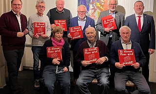 „In diesem Haus wird SPD gewählt“. Das gilt für Dennis Maelzer (links)genauso wie für Axel Lehmann (rechts) und die Jubilare Ralf-Lothar Stachelhaus,Regine Kleist, Wilhelm Lüke, Udo Haushalter, Willi Holtmann, Joachim Bünemannund Helmut Pieper (von links). - SPD Heidenoldendorf-Hiddesen