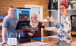 Artur Quiring (von links) und Karla Ollenburg versorgen Schüler und Lehrkräfte des Stadtgymnasiums im neuen "Stadt-Kiosk" mit vielerlei Snacks und Getränken. Die stellvertretende Schulleiterin Tatiana van Schwamen ist nicht nur Initiatorin des Projekts, sondern auch schon eine treue Kundin. - Raphael Bartling