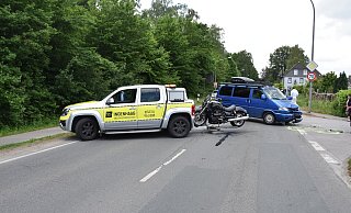Der Motorradfahrer wurde nach Angaben der Polizei schwer verletzt. - Jörn Fries Der Motorradfahrer wurde nach Angaben der Polizei schwer verletzt. - Jörn Fries