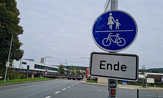Für Radfahrer auf der Bahnhofsstraße ist der Radweg ein kurzes Vergnügen: Er endet an der Bahnschranke. Foto: Marianne Schwarzer - Marianne Schwarzer(LZ)