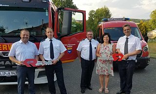 Bürgermeister Mario Hecker (von links), Marcus Herrmann (Löschzug Hohenhausen), Michael Grüttemeier (Feuerwehrchef Kalletal), Andrea Batzer (Ordnungsamt) und Nils Engelhardt (Löschgruppe Kalldorf) bei der symbolischen Schlüsselübergabe. - Hajo Gärtner